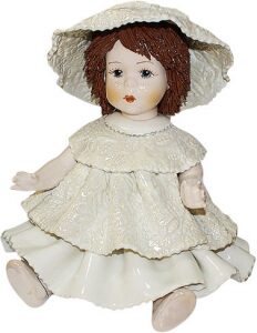 Статуэтка "Кукла сидящая с темными волосами в белом платье"