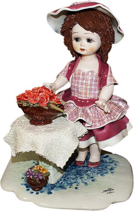 Статутэка "Кукла стоящая у стола с цветами"