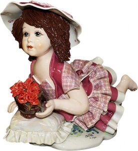 Статуэтка "Кукла с цветами лежащая на подушке"