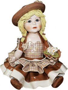 Статуэтка "Кукла сидящая в св. коричневом платье"