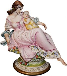 Статуэтка "Мама с ребенком" разноцветная