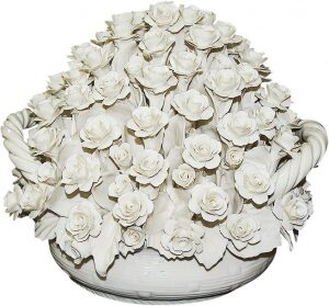 Декоративная корзина с белыми розами
