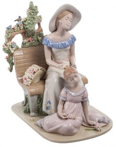 Керамическая статуэтка "Мать с дочерью"