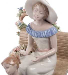 Керамическая статуэтка "Мать с дочерью"