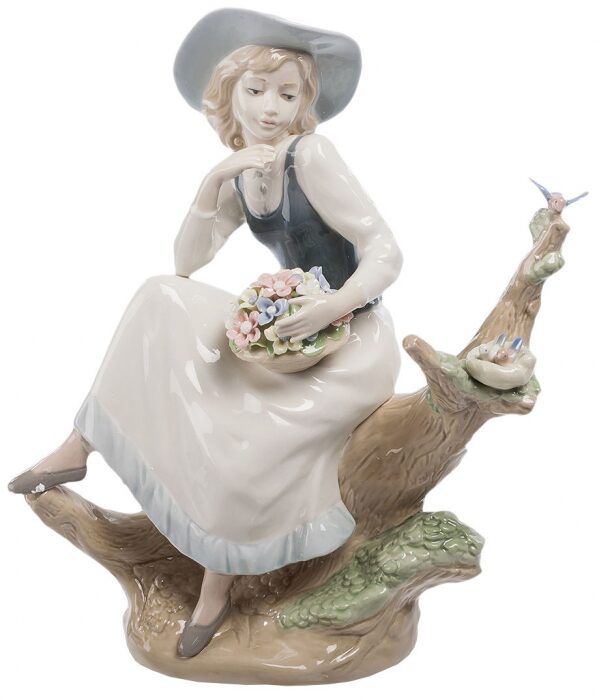 Статуэтка из керамики "Девушка с корзинкой"