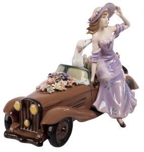 Керамическая статуэтка "Девушка с автомобилем"