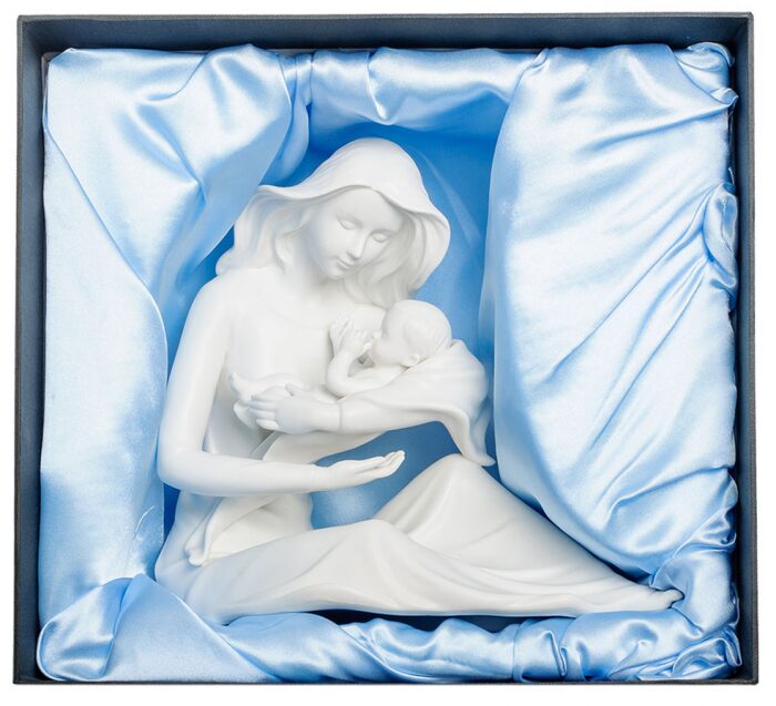 Фарфоровая статуэтка "Мать и дитя"