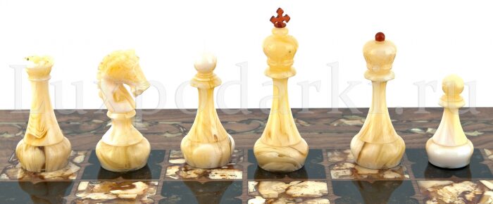 Шахматы из корня дуба и янтаря "Готика"