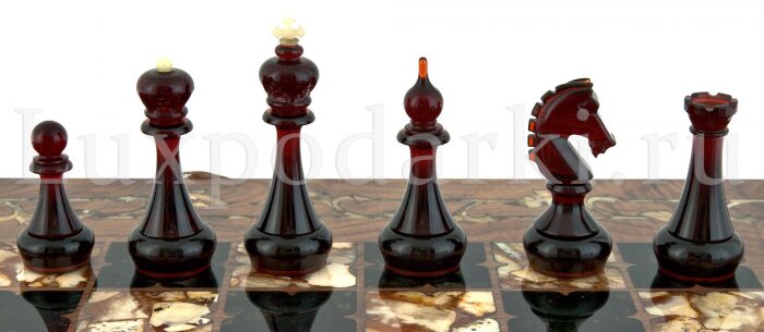 Шахматы из корня дуба и янтаря "Готика"