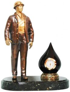 Статуэтка-часы из бронзы "Рабочий нефтяной промышленности"