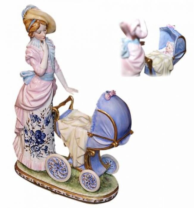 Скульптура "Дама с детской коляской"