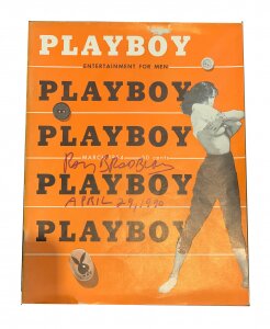 Журнал Playboy с двумя автографами писателя Рэя Брэдбери на обложке и на 3 странице.