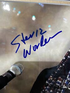 Фотография соул-певца Стиви Уандера с автографом