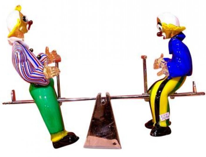 Скульптура "Два клоуна на качелях"