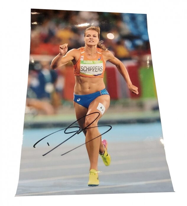 Фотография легкоатлетки Дафне Схипперс с автографом