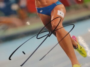 Фотография легкоатлетки Дафне Схипперс с автографом