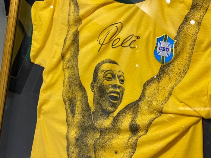 Ретро-футболка сборной Бразилии с автографом футболиста Пеле и рисунком художника Lan Kushe