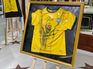 Ретро-футболка сборной Бразилии с автографом футболиста Пеле и рисунком художника Lan Kushe