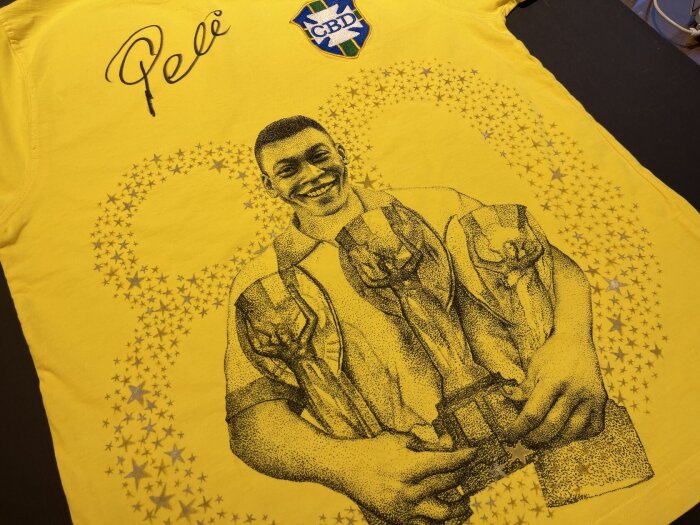 Ретро-футболка с рисунком Лан Куша, посвященная юбилею (Пеле с кубками) и автографом футболиста Пеле