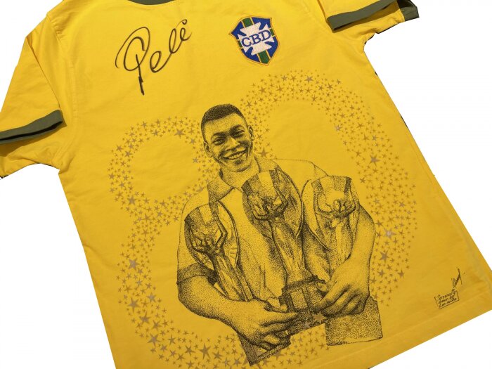 Ретро-футболка с рисунком Лан Куша, посвященная юбилею (Пеле с кубками) и автографом футболиста Пеле