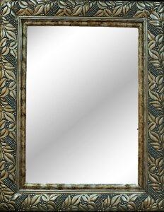 Зеркало с декором серебряного цвета