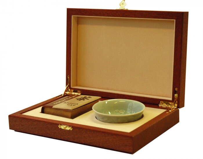 Подарочный набор из миниатюрной книги Окакура Какудзо «Книга Чая» и фарфоровой пиалы «Хризантема» в шкатулке