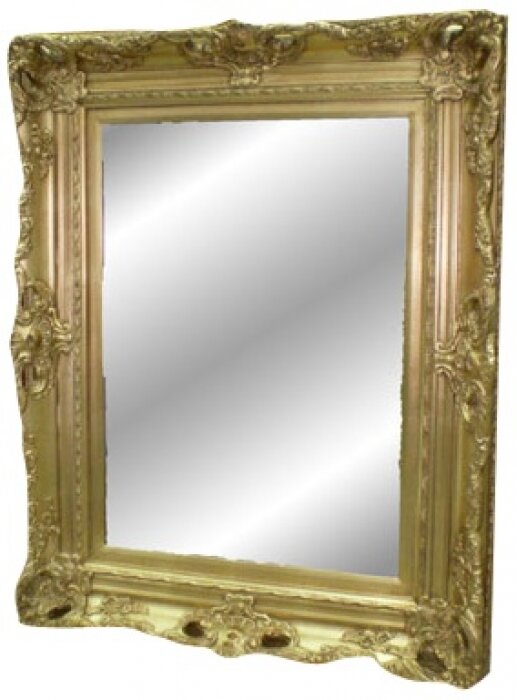 Зеркало в рамке золотого цвета