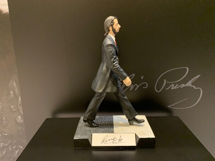 Коллекционная статуэтка с автографом музыканта Ринго Старр