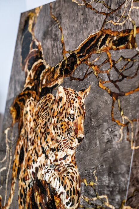 Панно из дерева и янтаря "Леопард" (карельская береза)