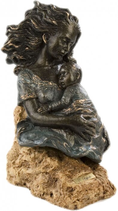 Скульптура "Спать с мамой" (Sleeping with mum)