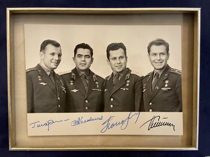 Фото с 4-мя автографами космонавтов (Юрий Гагарин, Андриян Николаев, Павел Попович, Герман Титов)