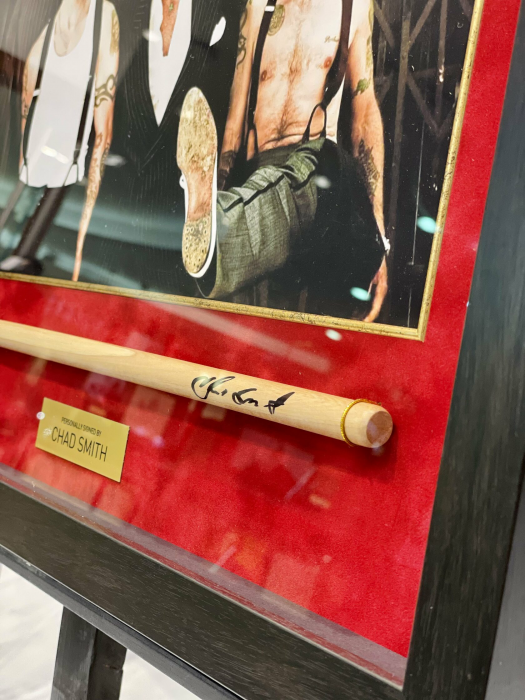 Барабанная палочка с автографом музыканта Чеда Смита