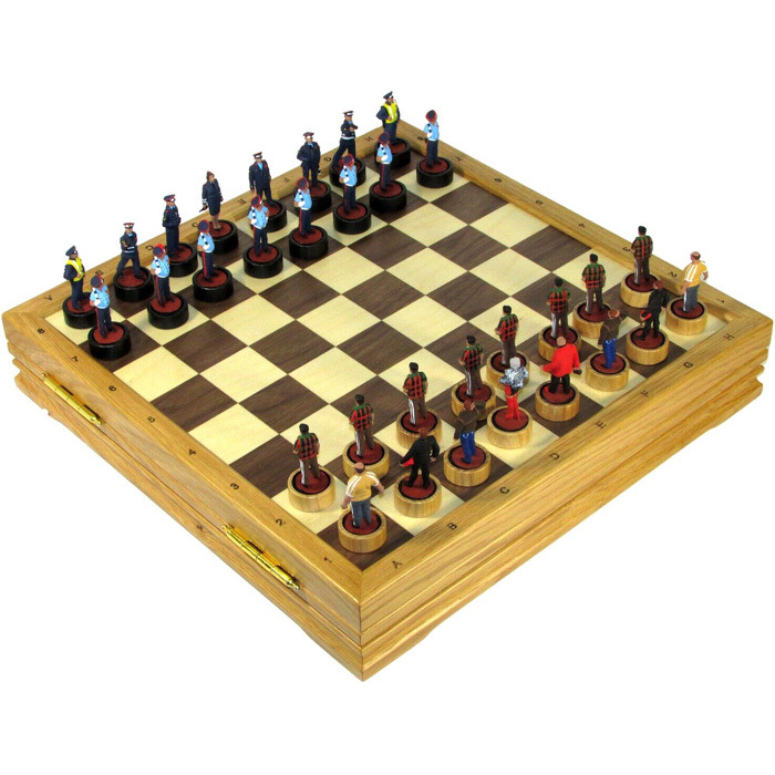 Шахматы из дуба "Вечное противостояние" с раскрашенными оловянными фигурами