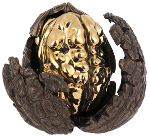 Авторская скульптура из бронзы "Золотой орешек"