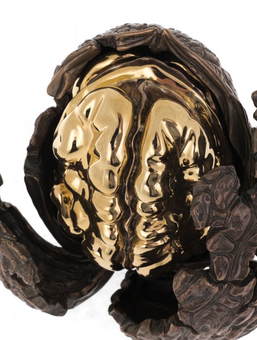Авторская скульптура из бронзы "Золотой орешек"