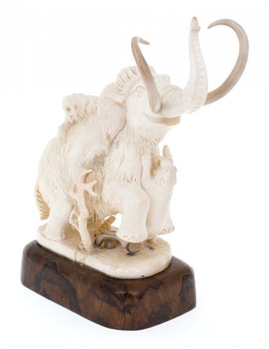 Скульптура из бивня мамонта "Нападение саблезубого тигра"