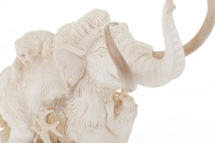 Скульптура из бивня мамонта "Нападение саблезубого тигра"