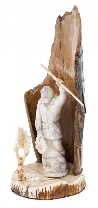Скульптура из бивня мамонта и рога лося "Охотник"