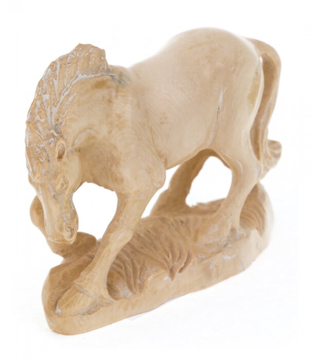 Скульптура из бивня мамонта "Рысак"
