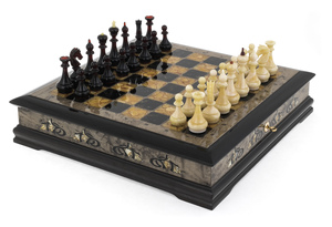 Шахматный ларец из тонированной карельской березы и янтаря
