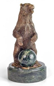 Скульптурная композиция «Медведь с шаром» из бронзы