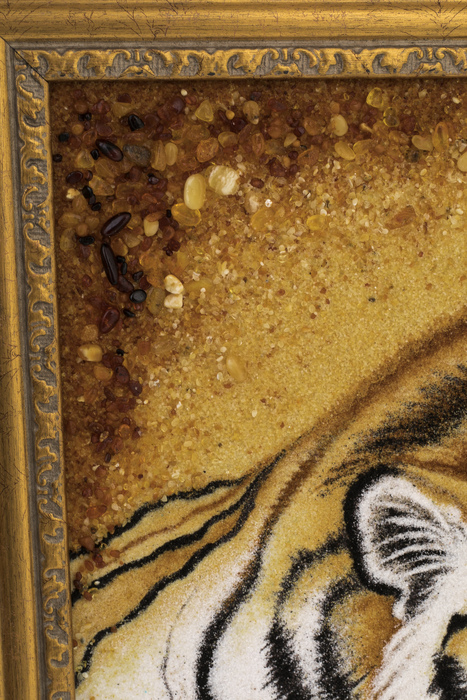 Картина из янтаря "Отдыхающий тигр"