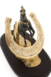 Статуэтка бронзовая "Вороной конь с подковой" на овальной подставке из палисандра, Златоуст