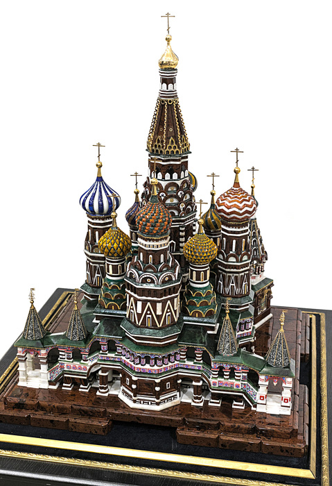 Ювелирная масштабная модель из драгоценных камней "Храм Василия Блаженного" (1:100)