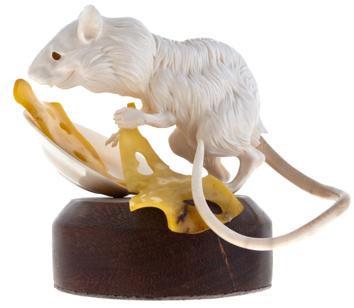 Сувенир из бивня мамонта и янтаря "Крыса"