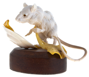 Сувенир из бивня мамонта и янтаря "Крыса"