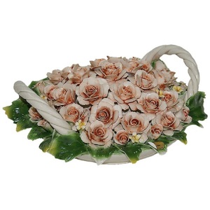 Декоративная корзина с розами