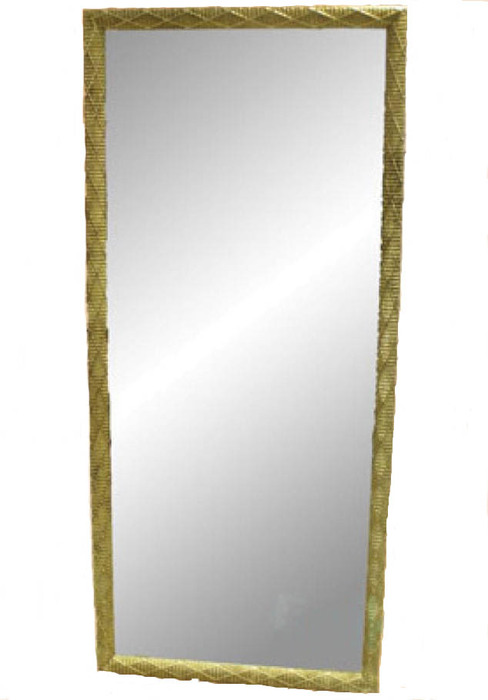 Зеркало в деревянной рамке золотого цвета