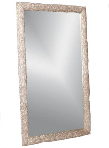 Зеркало в деревянной рамке серебряного цвета