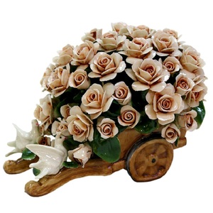 Декоративная тележка с бежевыми розами и птичками